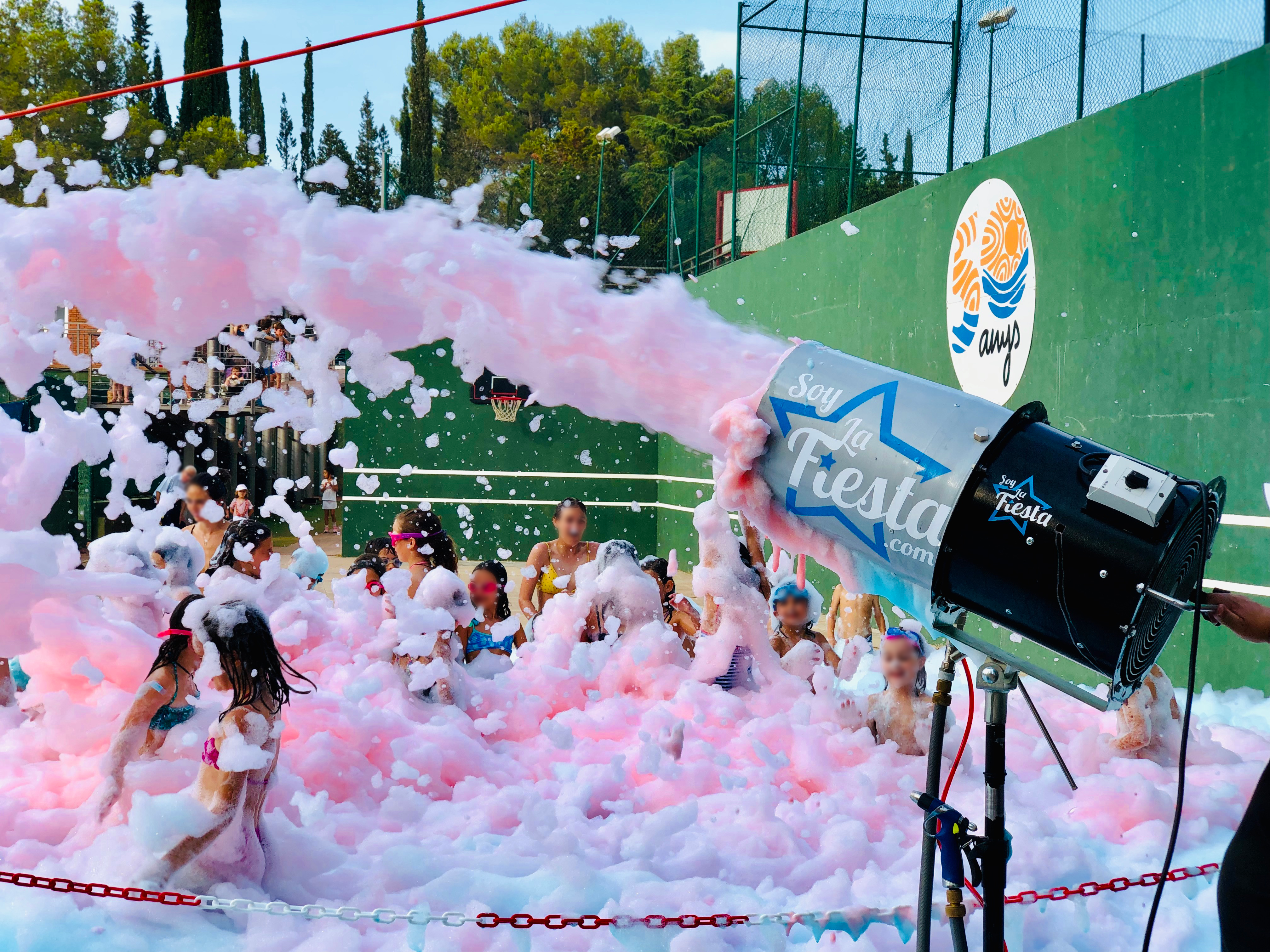 Fiesta infantil con un gran cañon de espuma azul