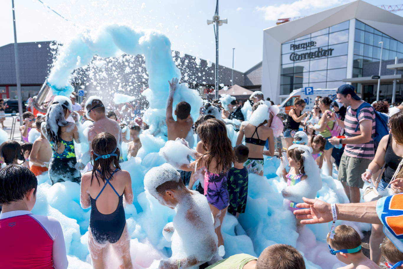 Familias disfrutando de una fiesta de espuma
